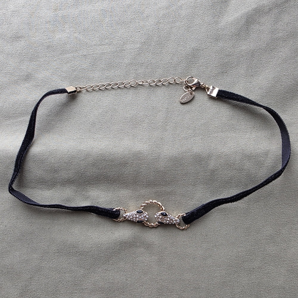🤍 Velvet Snake Choker - Picture 4 of 6
